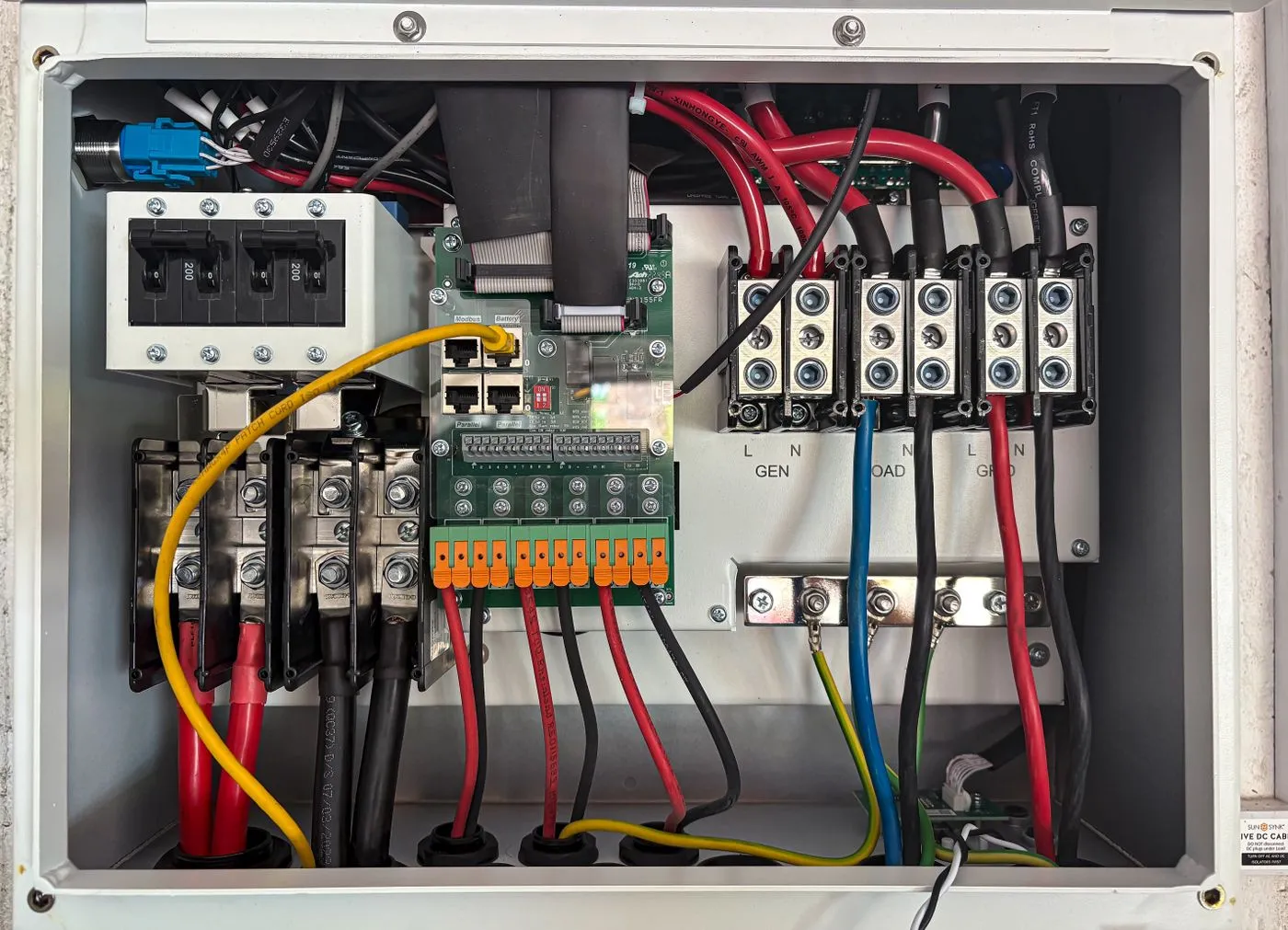 Tableau électrique en cours de raccordement par un électricien à Paris